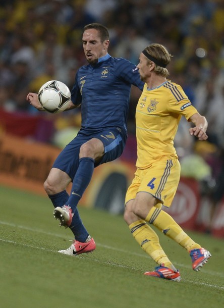 Trận đấu bắt đầu trở lại, Franck Ribery tranh bóng với Anatoliy Tymoshchuk.